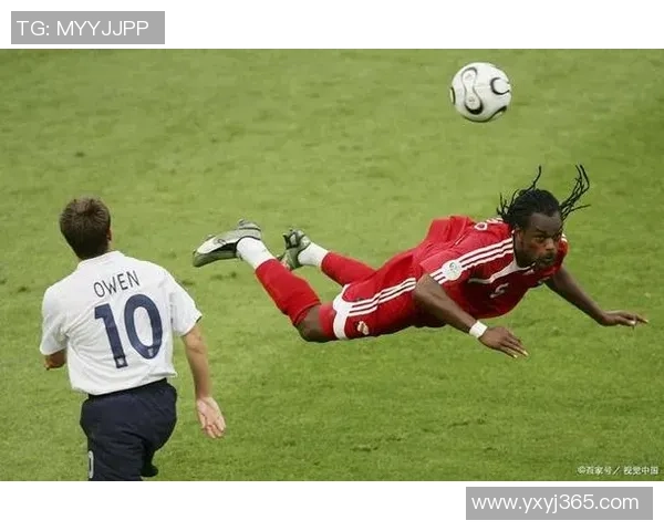 足球比赛中球星华丽接球动作展现技术与艺术完美融合瞬间 足球比赛中球星华丽接球动作展现技术与艺术完美融合瞬间