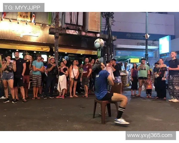 足球巨星化身普通路人隐藏身份引发街头趣味互动